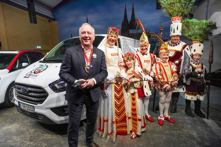 Tradition und Innovation: Ford elektrifiziert im 70. Rosenmontagszug die gesamte Bagagewagen-Flotte