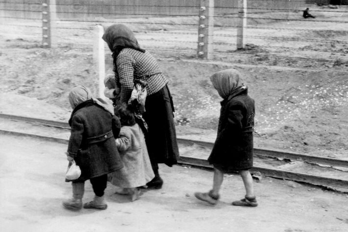 ZDF zeigt Dokumentation "Ein Tag in Auschwitz"