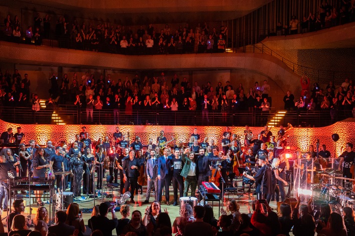 Channel Aid rockt mit Bastille die Elbphilharmonie Hamburg /“DAS BESTE, WAS DIE ELPHI JE GESEHEN HAT“/2.100 Besucher und Klicks auf den Livestream unterstützten das Charity-Projekt Channel Aid