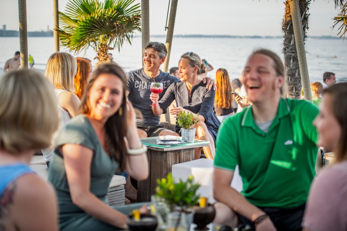 Familienfeiern am Strand: Sonne, Sand und Meer / Beach Lounges und Strandbars an der Ostsee Schleswig-Holstein für private Feiern mieten – Hochzeit, Geburtstag, Firmenfeiern exklusiv am Ostseestrand