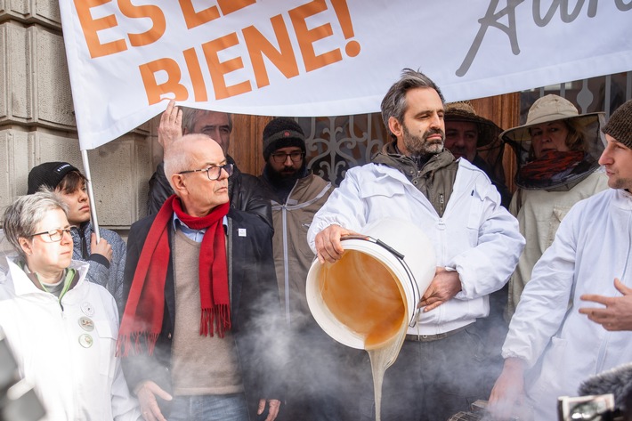 „Klebriger Protest“ – Imker verschütten Honig am Agrarministerium und fordern konsequenten Insektenschutz