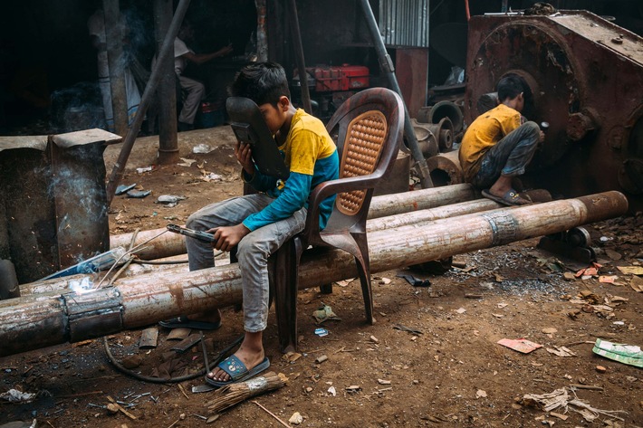 Schuften statt Schule: Jedes 6. Kind in den Slums von Dhaka arbeitet Vollzeit / Zum Welttag der Bildung am 24.1.