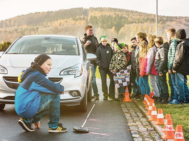 Selbst erleben, statt nur zuschauen: ADAC Stiftung startet Verkehrserziehungsprogramm „Achtung Auto“ / Fünft- und Sechstklässler lernen Anhalteweg und Ablenkung / 6000 Veranstaltungen pro Jahr