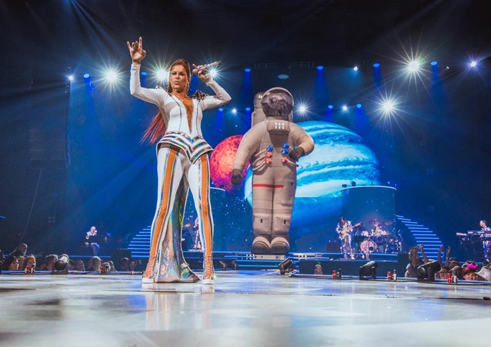 ANDREA BERG MOSAIK-LIVE ARENA TOUR steht für ausverkaufte Hallen & eine bombastische Bühnenshow – Anfang März geht die Tour weiter…