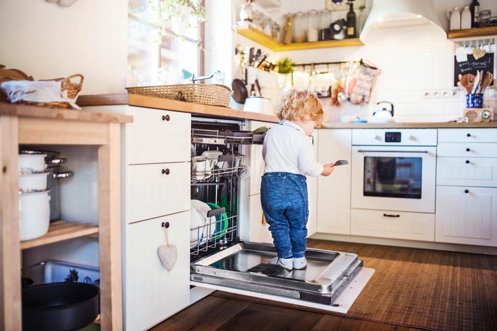 So sind kleine Kinder sicher zu Hause / Mit diesen Maßnahmen schützen Eltern ihre Kinder vor Gefahren