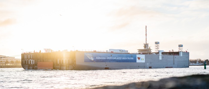 AIDAcosma: 140 Meter langes LNG-Maschinenraummodul wird von Rostock-Warnemünde nach Papenburg überführt