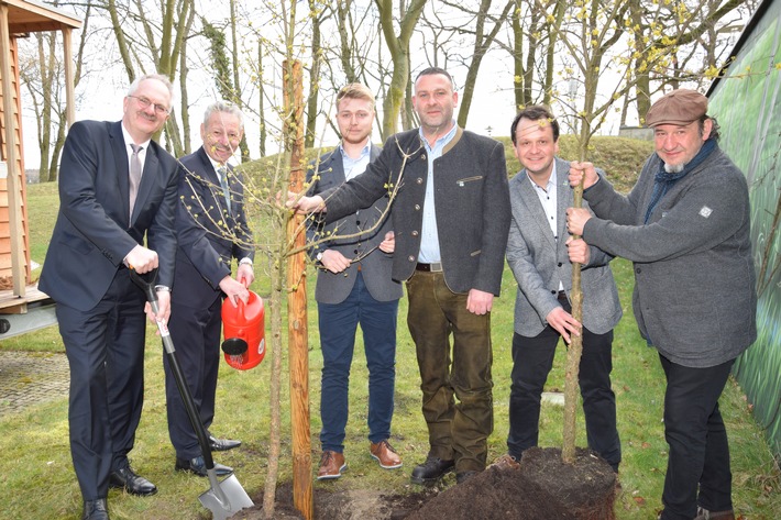 LBS Ost pflanzt Bäume / Je Bausparvertrag ein Euro als Spende für den deutschen Wald