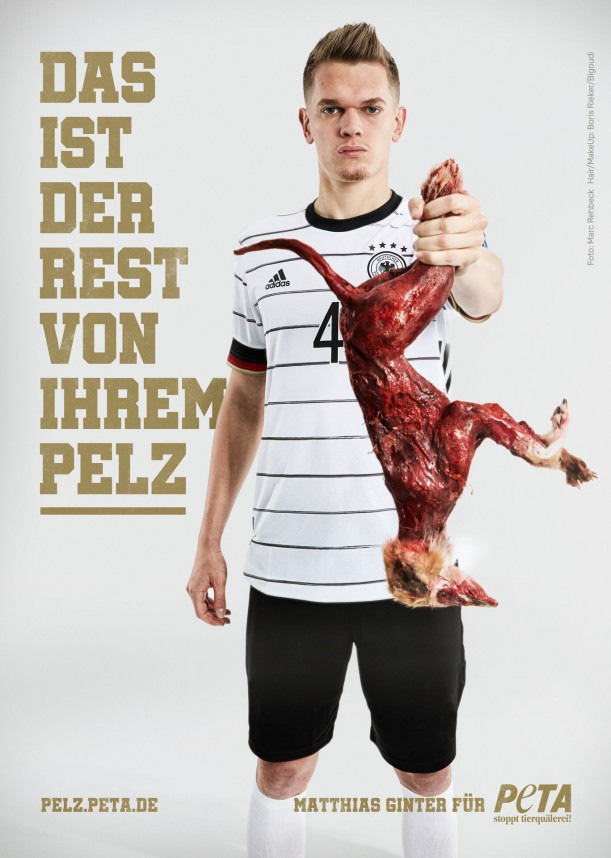 Matthias Ginter posiert mit gehäutetem, blutigem „Fuchs“ für PETA / Deutscher Fußballnationalspieler: „Das ist der Rest von Ihrem Pelz!“