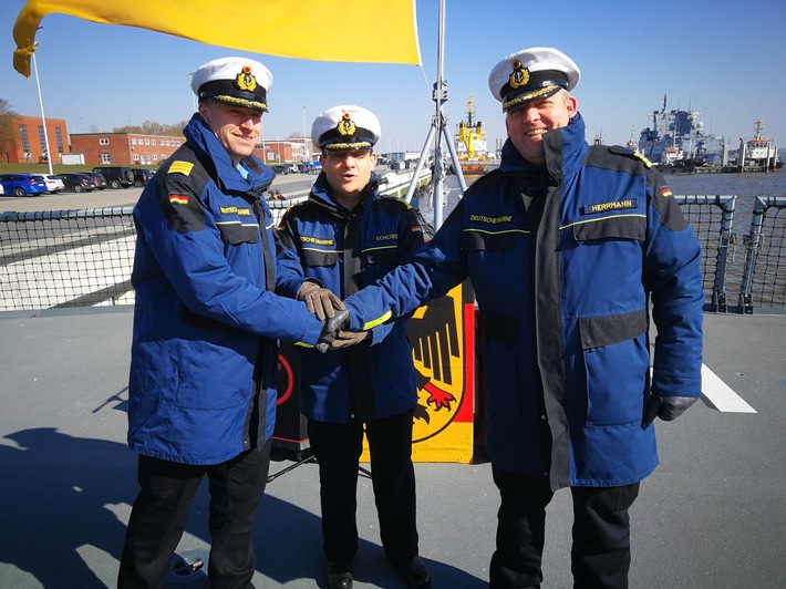 Neuer Kommandant auf der Brücke der Fregatte "Hamburg"