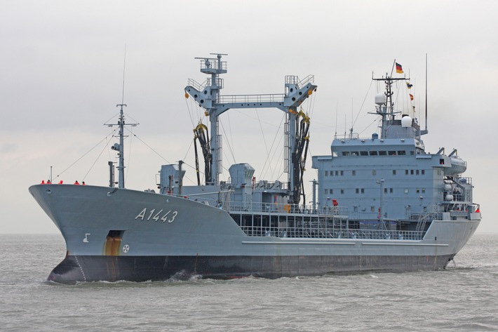 Betriebsstofftanker "Rhön" läuft zur "Standing NATO Maritime Group 1" aus