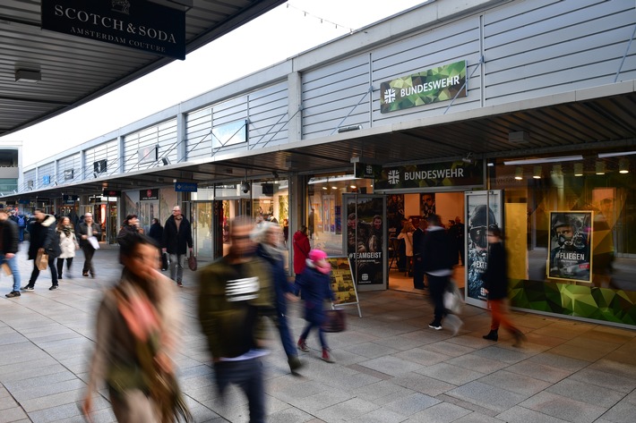 Pop-Up Store der Bundeswehr in Wolfsburg eröffnet