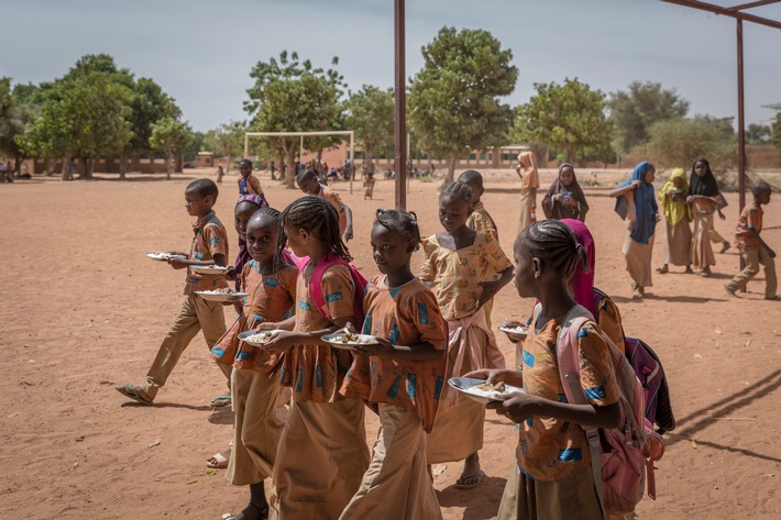 Schulschließung in Afrika: Kinder verlieren einzige Mahlzeit / SOS-Kinderdörfer sehen Ernährung sowie Bildungswege zahlreicher Schüler in Gefahr