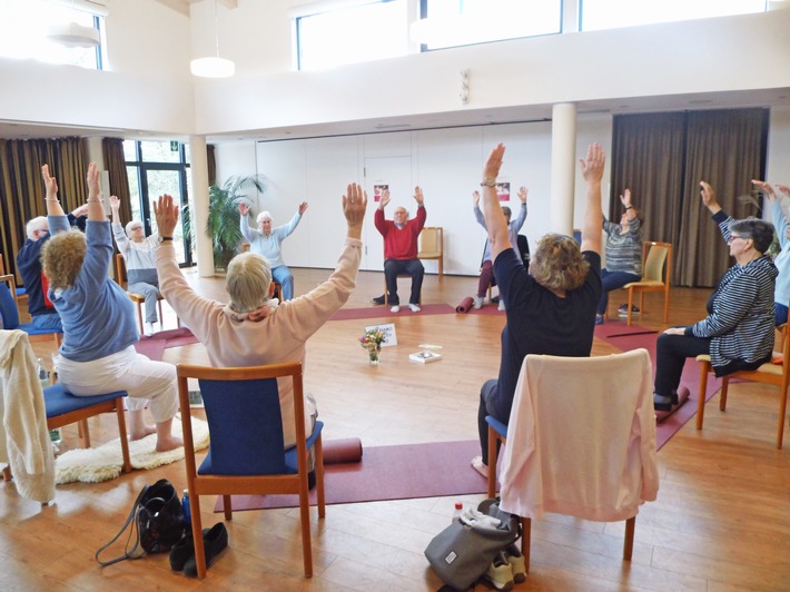 Gesellschaftliche Teilhabe durch Yoga trotz Altersarmut / Neues Yoga-Konzept holt alte und hochaltrige Menschen aus Isolation und Einsamkeit