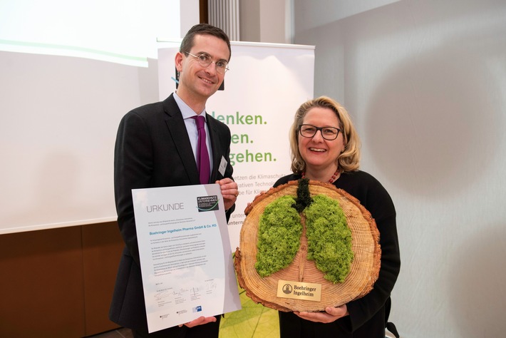 Klimaschutz: Urkunde von Umweltministerin für Boehringer Ingelheim