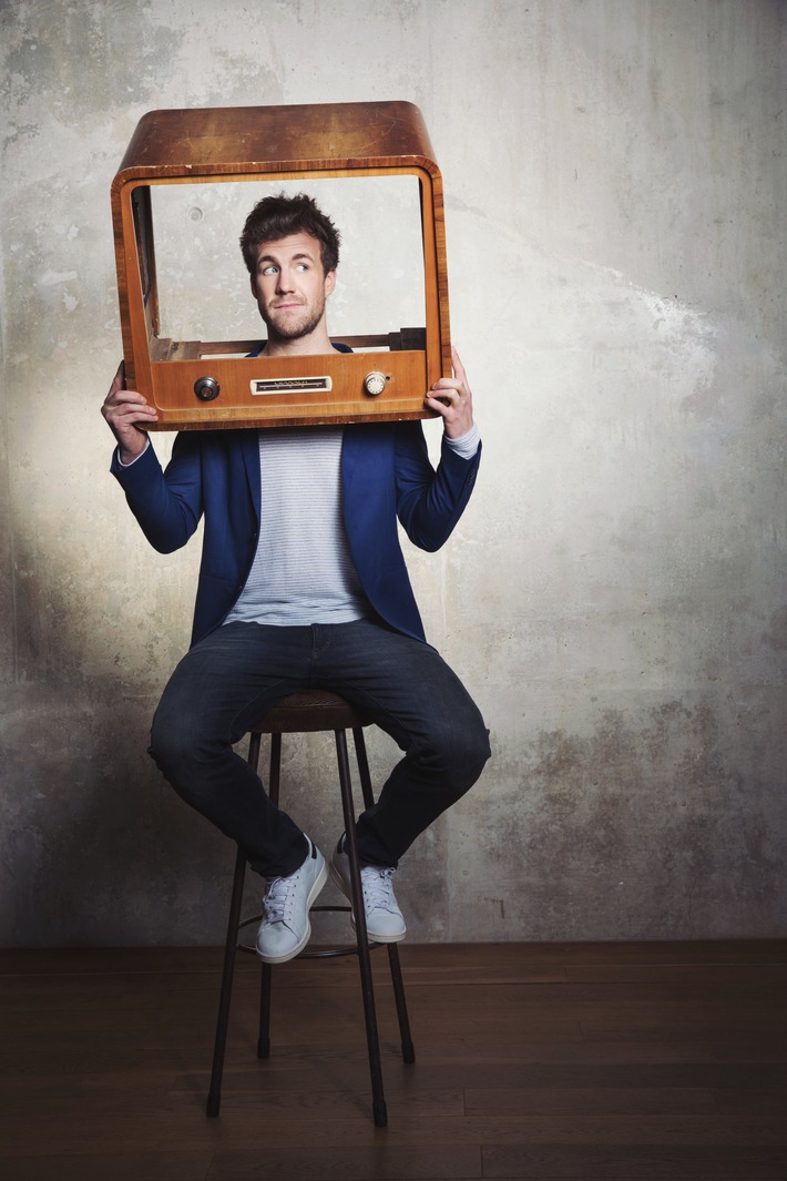 Luke Mockridge schnackt mit seiner Mutter, facetimed mit Max Giesinger und wirft einen Blick ins Wohnzimmer von Großfamilie Beyer: „Luke, allein zuhaus“ ab heute, 18:00 Uhr in SAT.1