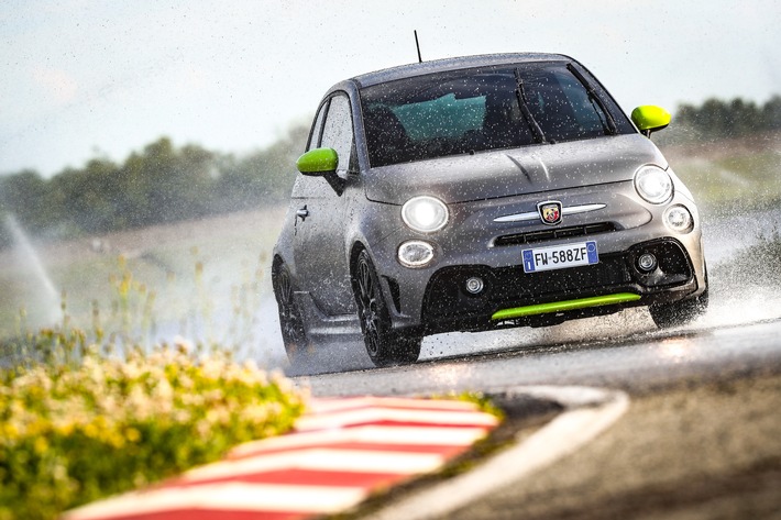 Rennsportfans wählen Abarth 595 und Abarth 695 zum "Racer des Jahres"