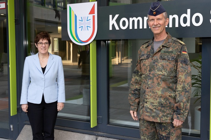 Anerkennung für die Leistungen der Bundeswehr: Verteidigungsministerin Kramp-Karrenbauer besucht das Corona-Lagezentrum der Streitkräftebasis in Bonn