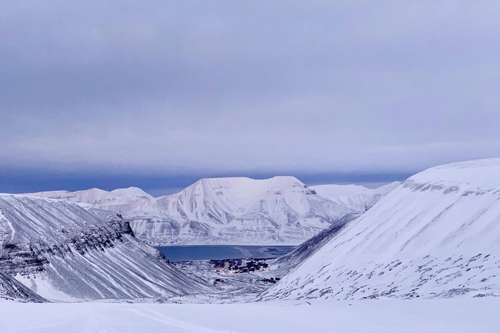 "Tanz auf dem Eisberg. Das nördlichste Musikfestival der Welt" in 3sat / Wie viel Tourismus verträgt Spitzbergen?