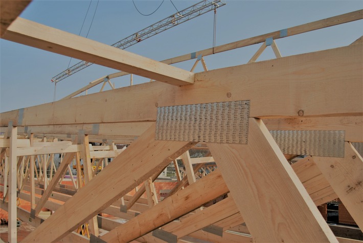 Dachtragwerke: Maßgenau vorgefertigt und kurzfristig lieferbar / Zimmereien und Dachdeckerbetriebe montieren immer öfter Nagelplattenbinder