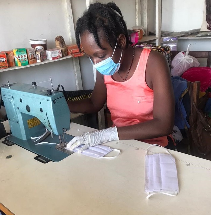 YOU Stiftung fördert Frauengruppen für Schutzmasken-Produktion in Afrika / Maßnahmen zum Schutz vor COVID-19 werden in Afrika dringend benötigt