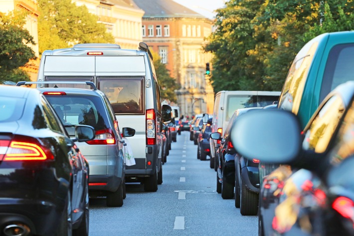 Umfrage: Wie ein Neustart auf Deutschlands Straßen nach Corona aussieht / Autofahrer suchen schnellste Navistrecke – ohne Fokus auf Umweltschutz