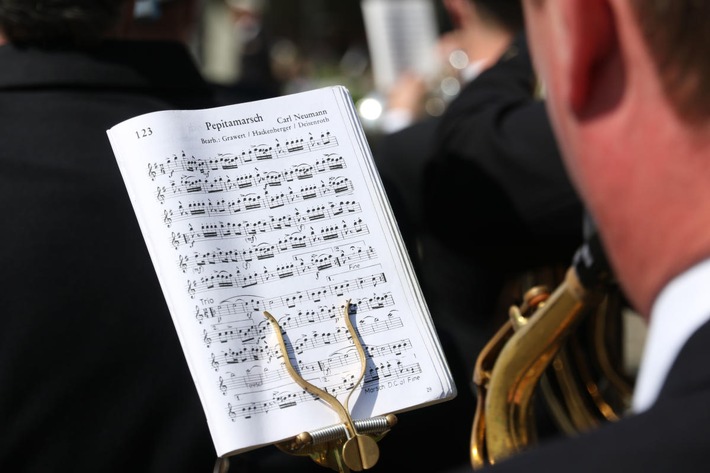 Musik gegen die Einsamkeit: Musiker der Bundeswehr musizieren vor Alten- und Pflegeheimen