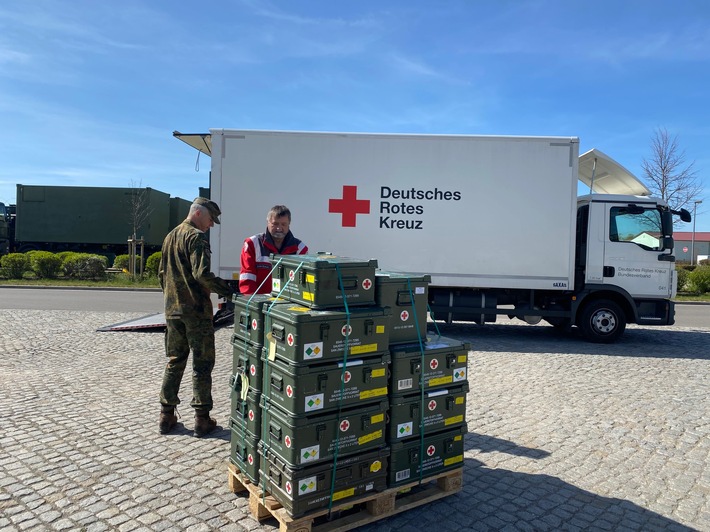 Covid-19: Sanitätsdienst übergibt Beatmungsgeräte an das DRK