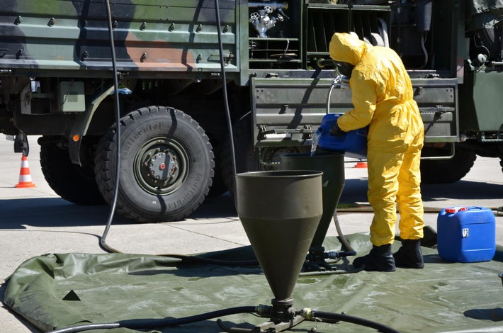 Vom Desinfektionsmittel bis hin zur musikalischen Aufmunterung - /Unterstützungsleistungen der Bundeswehr im Kampf gegen das Corona-Virus dauern an