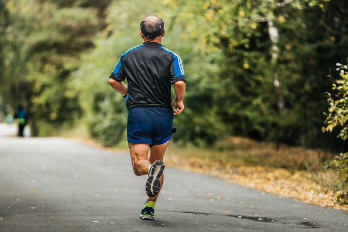 Breitensport Joggen: So schützen Sie Ihre Gelenke / Bei Schmerzen kann eine ACP-Therapie durch natürliche Heilfaktoren aus körpereigenem Blut helfen