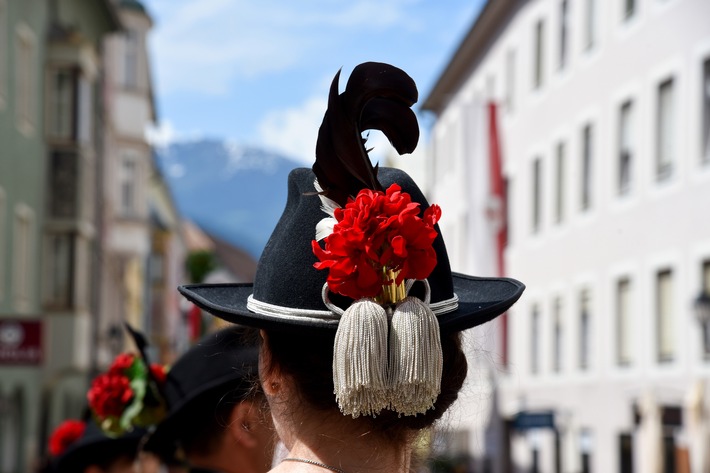 Von Prozessionen über traditionelle Küche bis hin zum Almabtrieb: 3sat-Doku „Sommer in Schwaz“