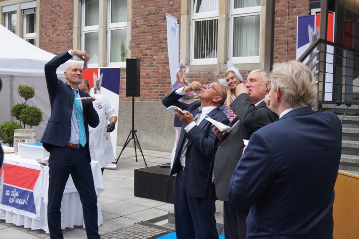 Niederländischer Minister überreicht deutschem Gesundheitswesen symbolisches Matjesfass