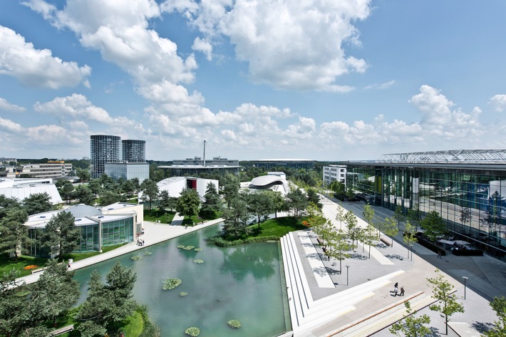 Happy Birthday Autostadt! Freier Eintritt zum 20-jÃ¤hrigen JubilÃ¤um am 1. Juni 2020 / Interview mit Gunnar Kilian und Roland Clement / Video: Drohnenflug durch die Autostadt