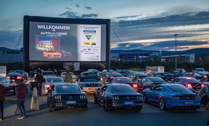 Ford-Enthusiasten stellen deutschen Rekord auf – mit den meisten Ford Mustangs in einem Autokino