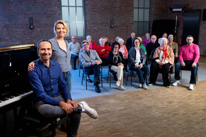 Im ZDF: „Unvergesslich – Unser Chor für Menschen mit Demenz“ / Annette Frier präsentiert Factual-Format