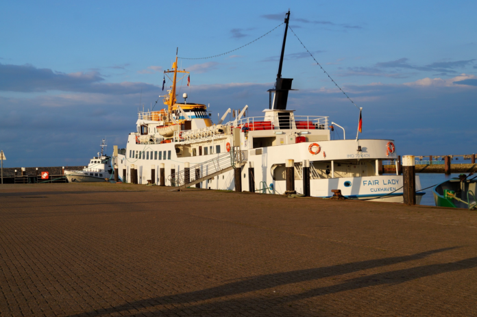 Dramatischer Blues und glitzerndes Meer – Duhnen/Cuxhaven