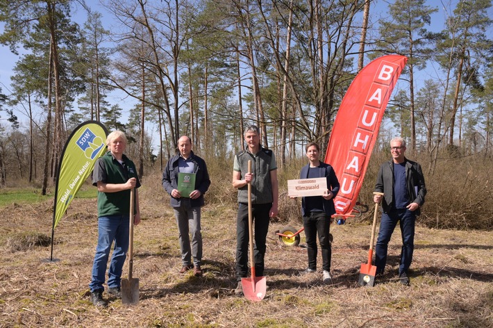 4.000 zusätzliche Klimabäume für den deutschen Wald / SC Freiburg unterstützt BAUHAUS beim Klimaschutz