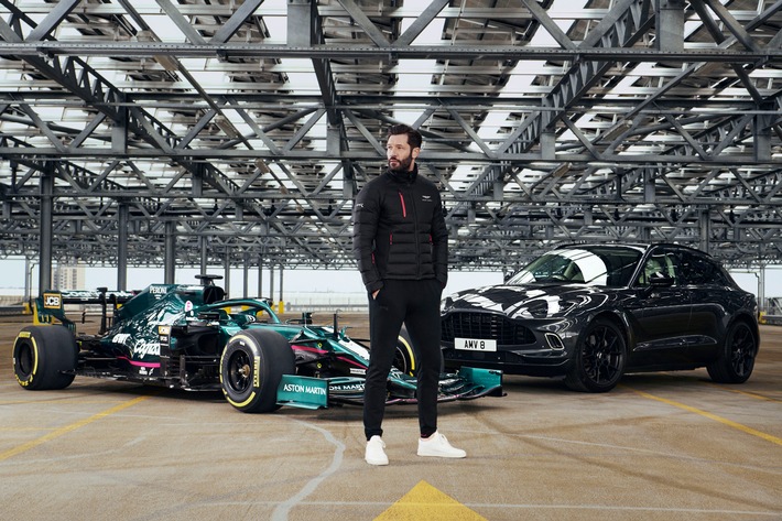 Hackett London wird exklusiver Travel- und Officewear Partner für das Aston Martin Cognizant Formula One(TM) Team und verlängert die Lizenz für die „Aston Martin Racing by Hackett“ Kollektion