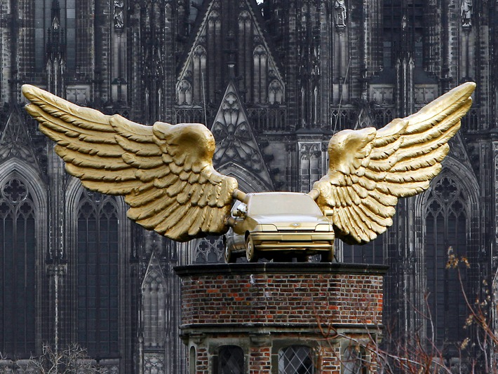 Beflügelter Ford Fiesta: HA Schults "Goldener Vogel" seit 30 Jahren Kölner Wahrzeichen über den Dächern der Stadt