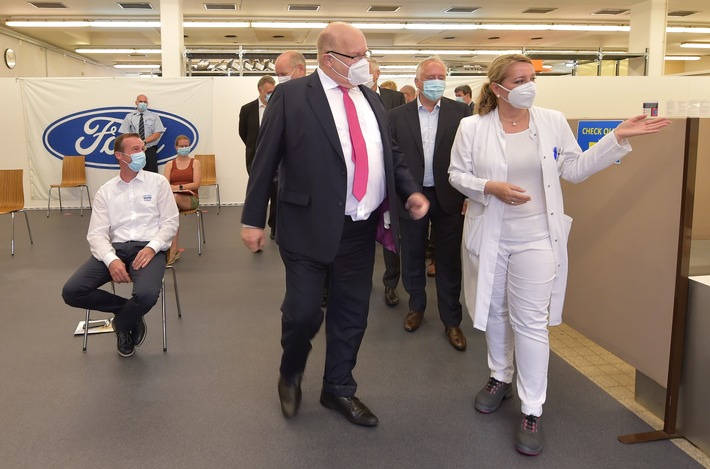 Minister Altmaier zu Besuch im Ford Impfzentrum in Saarlouis