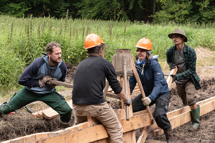 Für Klima- und Artenschutz: Bergwaldprojekt-Freiwillige arbeiten im 5. Jahr für die Moorwiedervernässung im Nationalpark Jasmund / Arbeiten für UN-Dekade zur Wiederherstellung von Ökosystemen
