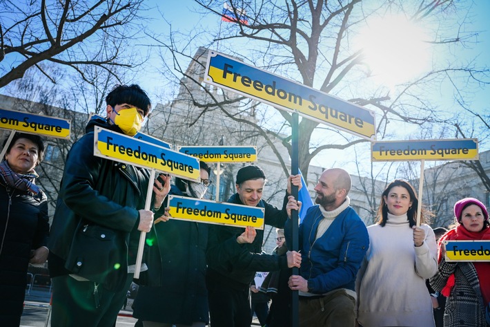 Umbenennung des Platzes vor der russischen Botschaft in „Freedom Square“ in Gedanken an Opfer im Krieg in der Ukraine