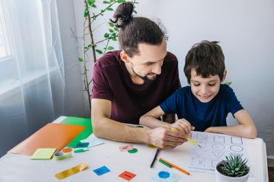 Schulbegleiter und Schulbegleiterin werden: HILF e.V. sucht Mitarbeitende in München