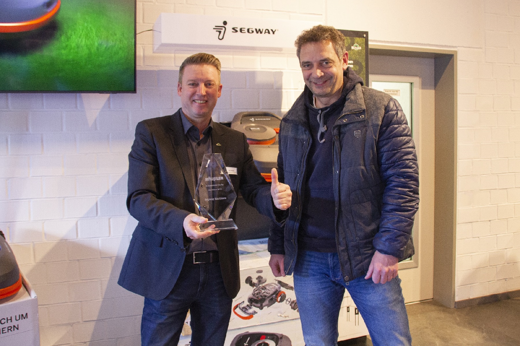 Häußler verleiht Rasenroboter Award 2022 an Segway Navimow