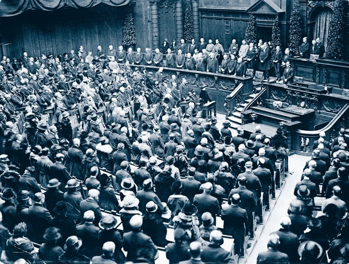 Gedenkfeier zum Volkstrauertag 1925 im Plenarsaal des Reichstages 
 Volksbund Archiv / Weiterer Text über ots und www.presseportal.de/nr/18238 / Die Verwendung dieses Bildes für redaktionelle Zwecke ist unter Beachtung aller mitgeteilten Nutzungsbedingungen zulässig und dann auch honorarfrei. Veröffentlichung ausschließlich mit Bildrechte-Hinweis. Gedenkfeier zum Volkstrauertag 1925 im Plenarsaal des Reichstages 
 Volksbund Archiv / Weiterer Text über ots und www.presseportal.de/nr/18238 / Die Verwendung dieses Bildes für redaktionelle Zwecke ist unter Beachtung aller mitgeteilten Nutzungsbedingungen zulässig und dann auch honorarfrei. Veröffentlichung ausschließlich mit Bildrechte-Hinweis.