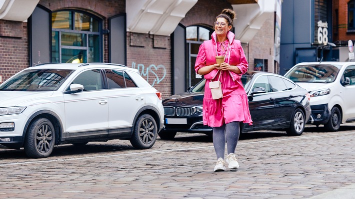 Jana Crämer erhielt im Jahr 2020 die Diagnose Lip- und Lymphödem und setzt sich seitdem für mehr Aufklärung sowie Selbstliebe ein, unter anderem als Testimonial des Medizinprodukte-Herstellers medi aus Bayreuth. In ihrem neuen Roman