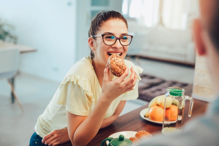 Frau isst Volkornbrötchen / Weiterer Text über ots und www.presseportal.de/nr/67478 / Die Verwendung dieses Bildes für redaktionelle Zwecke ist unter Beachtung aller mitgeteilten Nutzungsbedingungen zulässig und dann auch honorarfrei. Veröffentlichung ausschließlich mit Bildrechte-Hinweis.