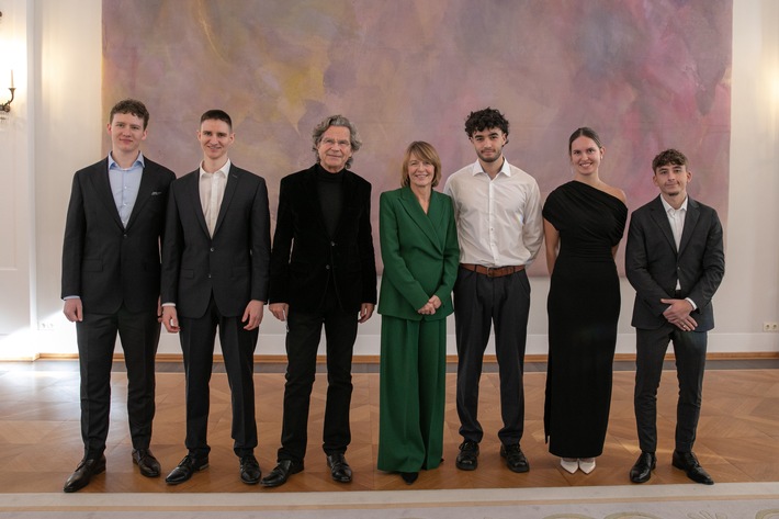 Schloss Bellevue: Projektteilnehmende mit Elke Büdenbender und Gründer von CHILDREN Dr. Florian Langenscheidt / Weiterer Text über ots und www.presseportal.de/nr/69188 / Die Verwendung dieses Bildes für redaktionelle Zwecke ist unter Beachtung aller mitgeteilten Nutzungsbedingungen zulässig und dann auch honorarfrei. Veröffentlichung ausschließlich mit Bildrechte-Hinweis.