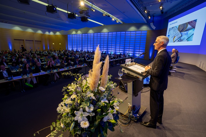 Eberhard Schmidt, Präsident der Bundesinnung der Hörakustiker KdöR (biha), sprach 2025 in Nürnberg vor den versammelten Mitgliedern anlässlich der jährlichen Mitgliederversammlung der biha. Bildquelle: biha Fotograf: Thomas Goldhammer
Bild zur Veröffentlichung freigegeben unter Nennung der Copyrights und im Kontext der Presseinformation. / Weiterer Text über ots und www.presseportal.de/nr/70547 / Die Verwendung dieses Bildes für redaktionelle Zwecke ist unter Beachtung aller mitgeteilten Nutzungsbedingungen zulässig und dann auch honorarfrei. Veröffentlichung ausschließlich mit Bildrechte-Hinweis.