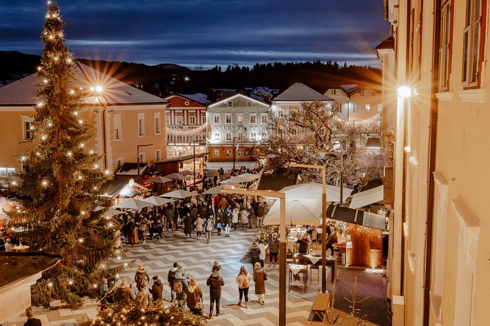 Adventmarkt von oben am Marktplatz von Mondsee