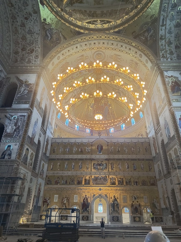Montage des größten der drei ORION Luster.